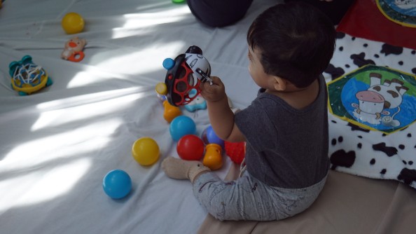 Bebé jugando con juguetes