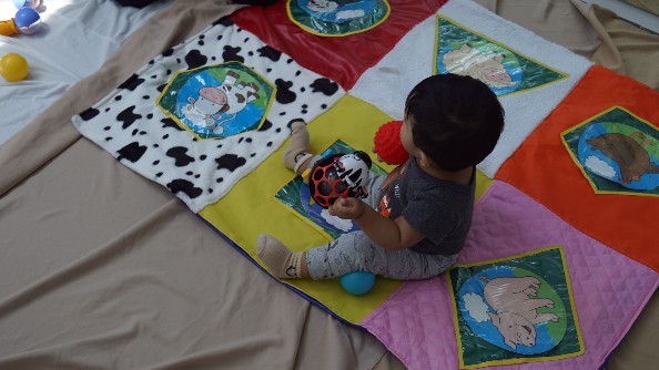 Bebé con juguetes educativos