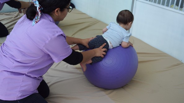 Estimulación física con pelota